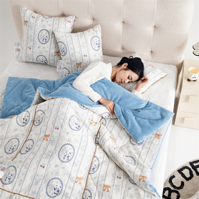 91家纺网 家纺一手货源 找家纺 照世家纺 2025新款A类棉加绒抗菌抱枕被系列 （控价：不能低于以下：小79，中号99，大120，加大140，超大160；低于零售价的链接，一经发现直接投诉下架，感谢大家的支持） 花藏熊猫