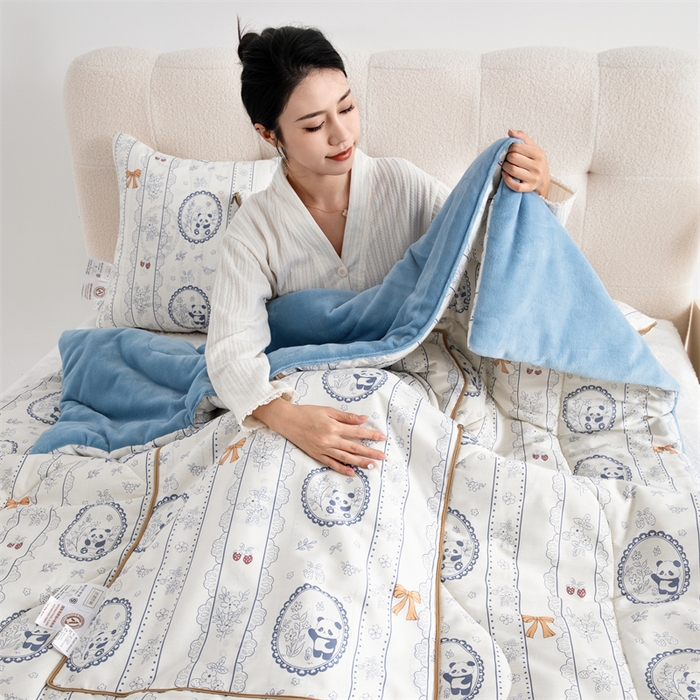 91家纺网 家纺一手货源 找家纺 照世家纺 2025新款A类棉加绒抗菌抱枕被系列 （控价：不能低于以下：小79，中号99，大120，加大140，超大160；低于零售价的链接，一经发现直接投诉下架，感谢大家的支持） 花藏熊猫