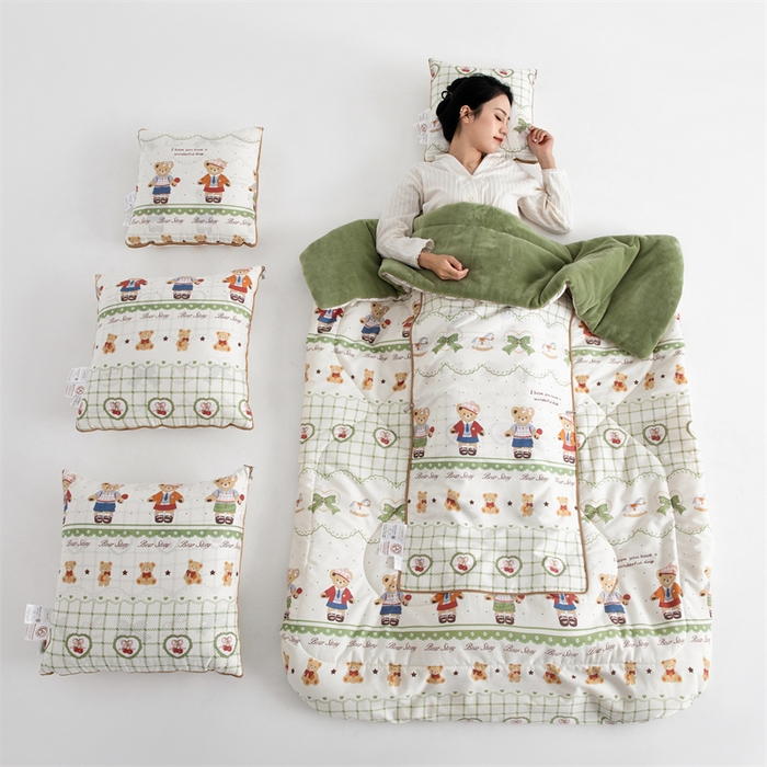 91家纺网 家纺一手货源 找家纺 照世家纺 2025新款A类棉加绒抗菌抱枕被系列 （控价：不能低于以下：小79，中号99，大120，加大140，超大160；低于零售价的链接，一经发现直接投诉下架，感谢大家的支持） 拾光小熊