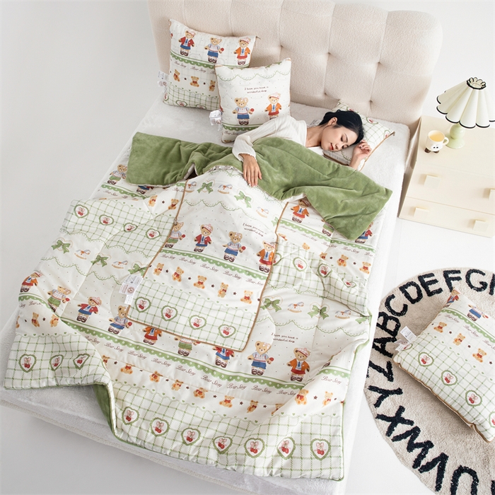 91家纺网 家纺一手货源 找家纺 照世家纺 2025新款A类棉加绒抗菌抱枕被系列 （控价：不能低于以下：小79，中号99，大120，加大140，超大160；低于零售价的链接，一经发现直接投诉下架，感谢大家的支持） 拾光小熊