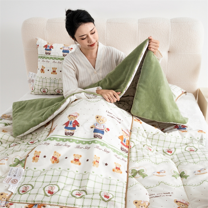 91家纺网 家纺一手货源 找家纺 照世家纺 2025新款A类棉加绒抗菌抱枕被系列 （控价：不能低于以下：小79，中号99，大120，加大140，超大160；低于零售价的链接，一经发现直接投诉下架，感谢大家的支持） 拾光小熊