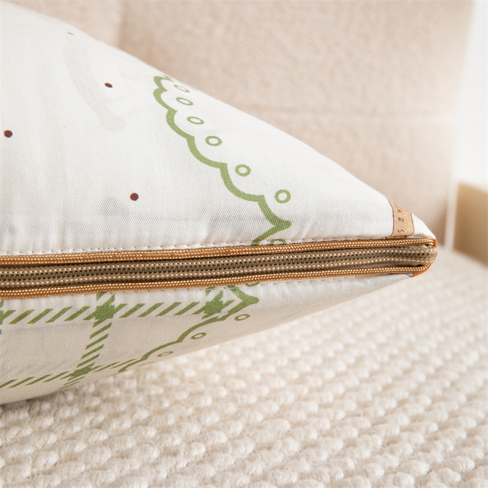 91家纺网 家纺一手货源 找家纺 照世家纺 2025新款A类棉加绒抗菌抱枕被系列 （控价：不能低于以下：小79，中号99，大120，加大140，超大160；低于零售价的链接，一经发现直接投诉下架，感谢大家的支持） 拾光小熊