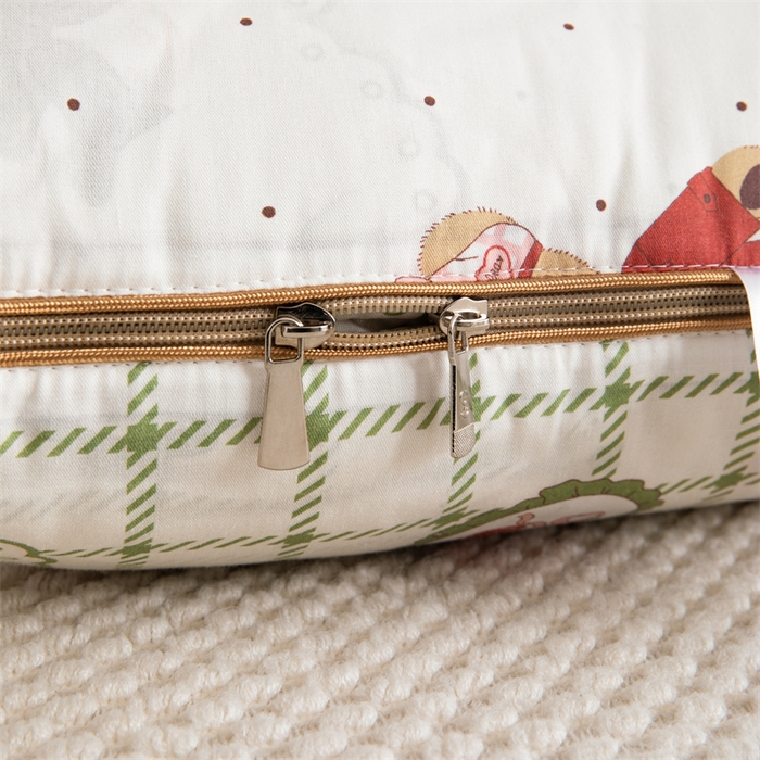 91家纺网 家纺一手货源 找家纺 照世家纺 2025新款A类棉加绒抗菌抱枕被系列 （控价：不能低于以下：小79，中号99，大120，加大140，超大160；低于零售价的链接，一经发现直接投诉下架，感谢大家的支持） 拾光小熊