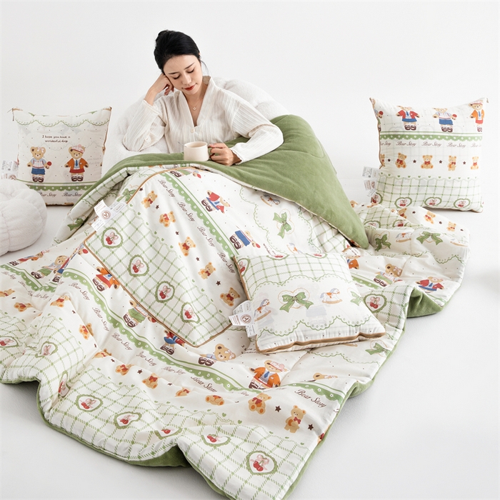 91家纺网 家纺一手货源 找家纺 照世家纺 2025新款A类棉加绒抗菌抱枕被系列 （控价：不能低于以下：小79，中号99，大120，加大140，超大160；低于零售价的链接，一经发现直接投诉下架，感谢大家的支持） 拾光小熊