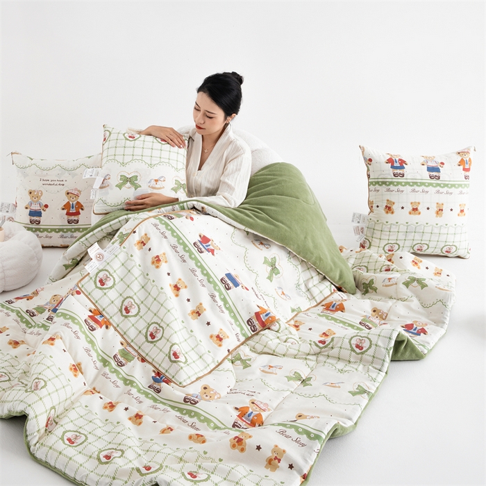 91家纺网 家纺一手货源 找家纺 照世家纺 2025新款A类棉加绒抗菌抱枕被系列 （控价：不能低于以下：小79，中号99，大120，加大140，超大160；低于零售价的链接，一经发现直接投诉下架，感谢大家的支持） 拾光小熊