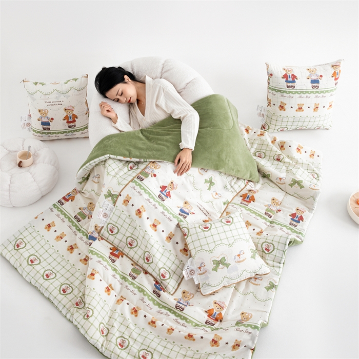 91家纺网 家纺一手货源 找家纺 照世家纺 2025新款A类棉加绒抗菌抱枕被系列 （控价：不能低于以下：小79，中号99，大120，加大140，超大160；低于零售价的链接，一经发现直接投诉下架，感谢大家的支持） 拾光小熊