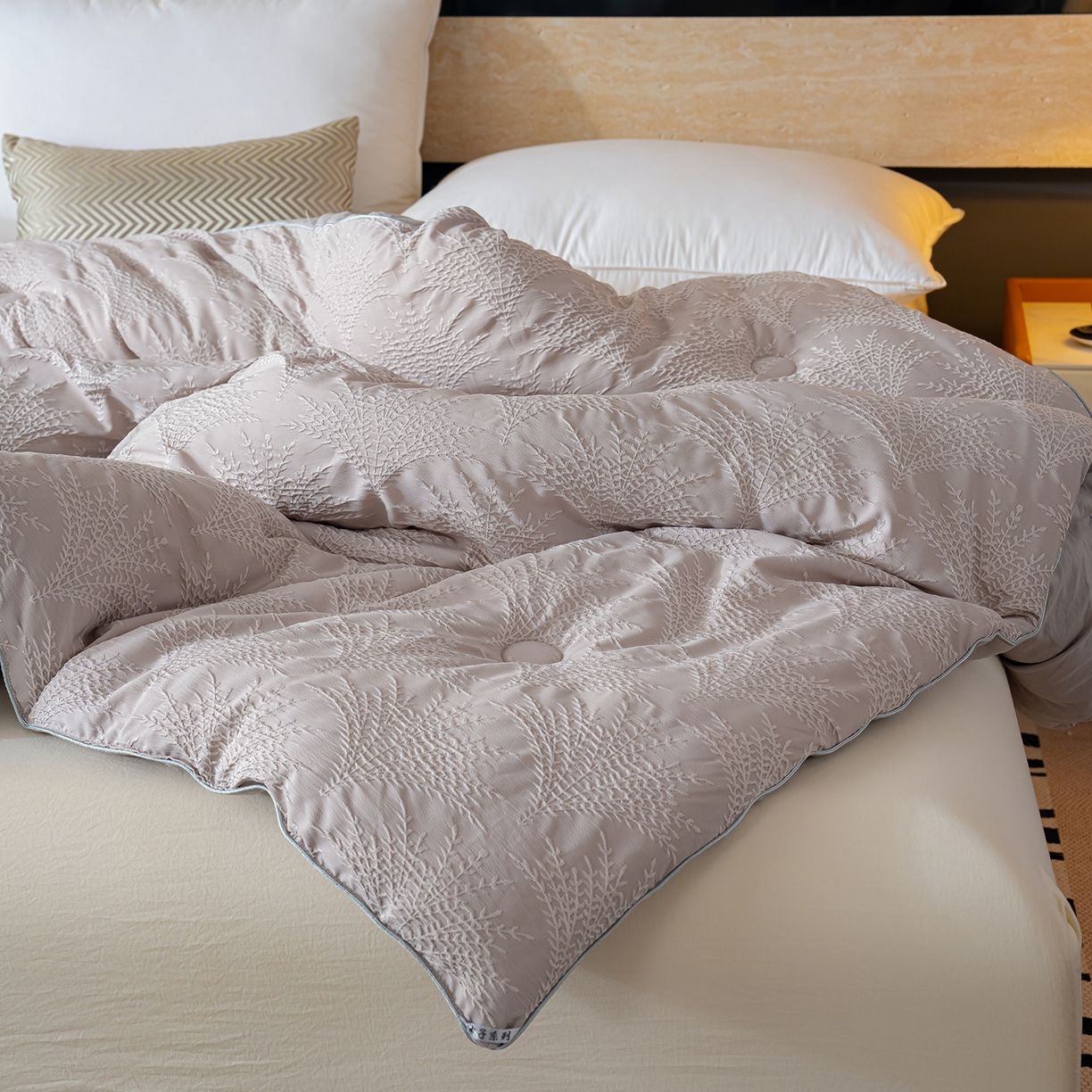 91家纺网 家纺一手货源 找家纺 蓝冰家纺 2025新款发财树提花大豆被被子被芯 发财树-浅灰色