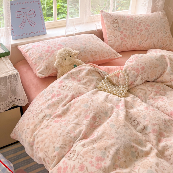 91家纺网 家纺一手货源 找家纺 言一 2025新款A类250G高克重全消光全工艺超柔手感加厚卡通牛奶绒四件套 软软喵