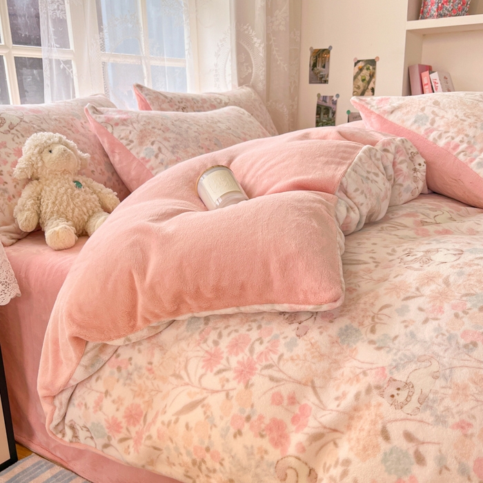 91家纺网 家纺一手货源 找家纺 言一 2025新款A类250G高克重全消光全工艺超柔手感加厚卡通牛奶绒四件套 软软喵