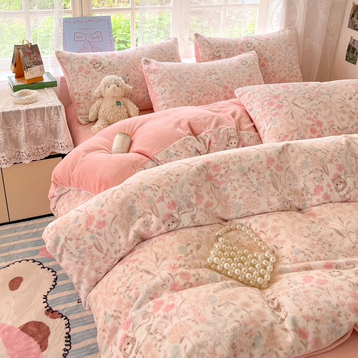 91家纺网 家纺一手货源 找家纺 言一 2025新款A类250G高克重全消光全工艺超柔手感加厚卡通牛奶绒四件套 软软喵