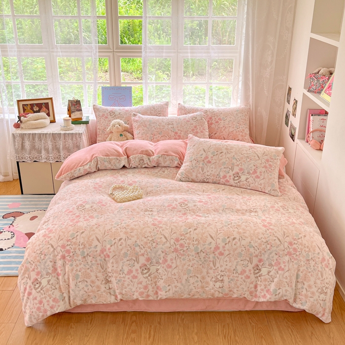 91家纺网 家纺一手货源 找家纺 言一 2025新款A类250G高克重全消光全工艺超柔手感加厚卡通牛奶绒四件套 软软喵