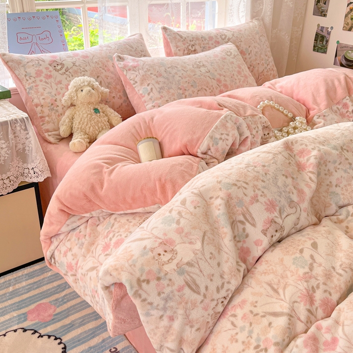 91家纺网 家纺一手货源 找家纺 言一 2025新款A类250G高克重全消光全工艺超柔手感加厚卡通牛奶绒四件套 软软喵