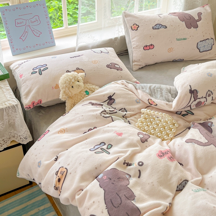 91家纺网 家纺一手货源 找家纺 言一 2025新款A类250G高克重全消光全工艺超柔手感加厚卡通牛奶绒四件套 悠悠狗