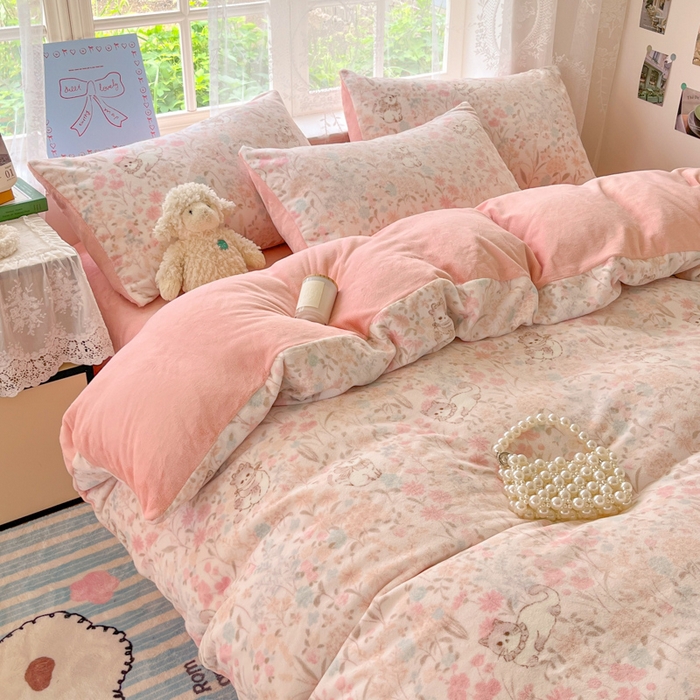 91家纺网 家纺一手货源 找家纺 言一 2025新款A类250G高克重全消光全工艺超柔手感加厚卡通牛奶绒四件套 软软喵