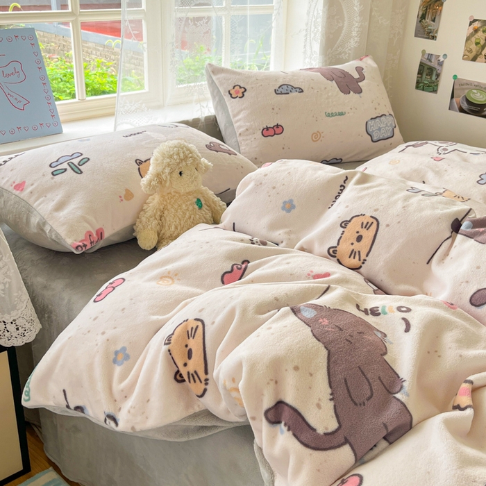 91家纺网 家纺一手货源 找家纺 言一 2025新款A类250G高克重全消光全工艺超柔手感加厚卡通牛奶绒四件套 悠悠狗