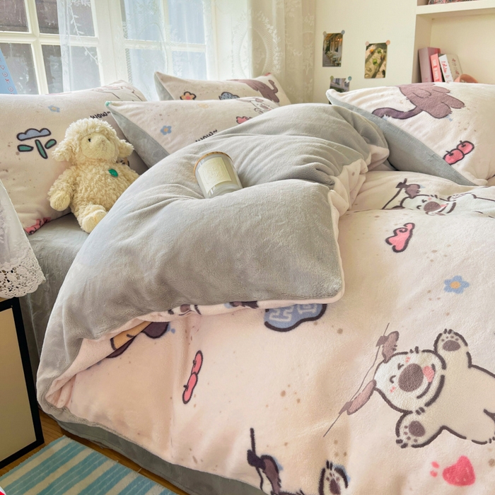 91家纺网 家纺一手货源 找家纺 言一 2025新款A类250G高克重全消光全工艺超柔手感加厚卡通牛奶绒四件套 悠悠狗