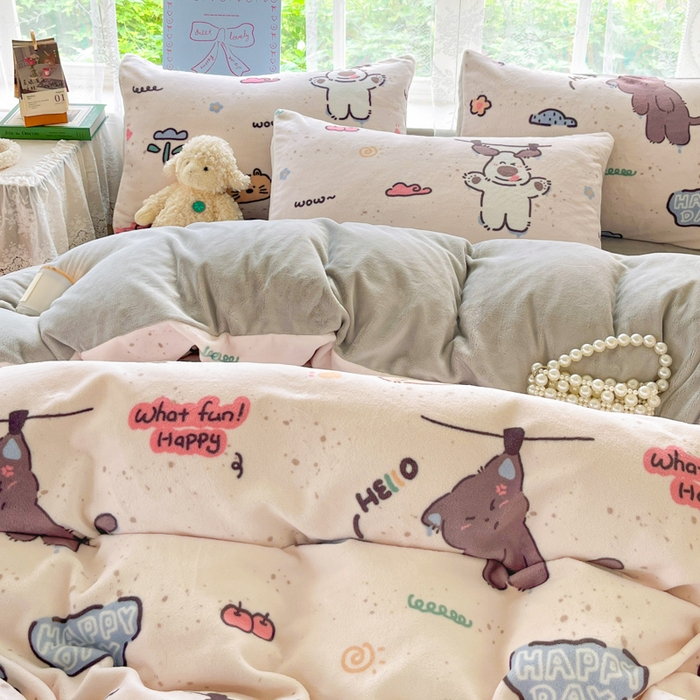 91家纺网 家纺一手货源 找家纺 言一 2025新款A类250G高克重全消光全工艺超柔手感加厚卡通牛奶绒四件套 悠悠狗