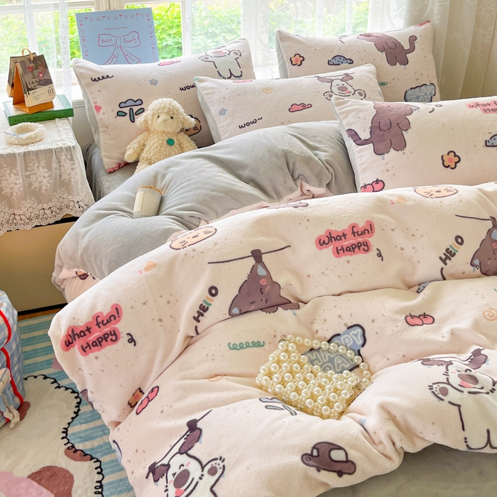 91家纺网 家纺一手货源 找家纺 言一 2025新款A类250G高克重全消光全工艺超柔手感加厚卡通牛奶绒四件套 悠悠狗