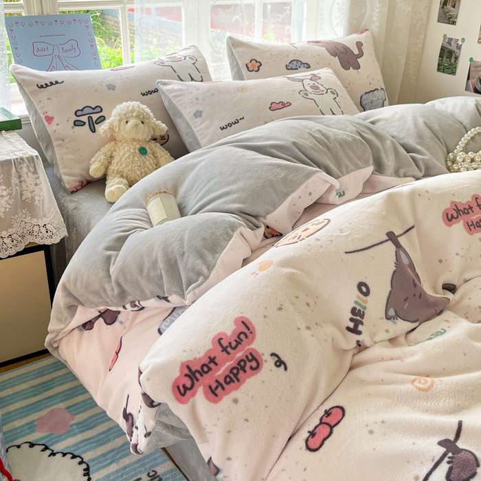 91家纺网 家纺一手货源 找家纺 言一 2025新款A类250G高克重全消光全工艺超柔手感加厚卡通牛奶绒四件套 悠悠狗