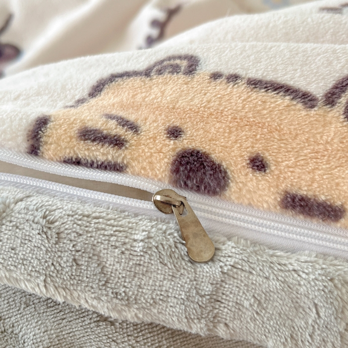 91家纺网 家纺一手货源 找家纺 言一 2025新款A类250G高克重全消光全工艺超柔手感加厚卡通牛奶绒四件套 悠悠狗