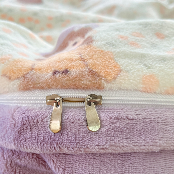 91家纺网 家纺一手货源 找家纺 言一 2025新款A类250G高克重全消光全工艺超柔手感加厚卡通牛奶绒四件套 薰衣花田