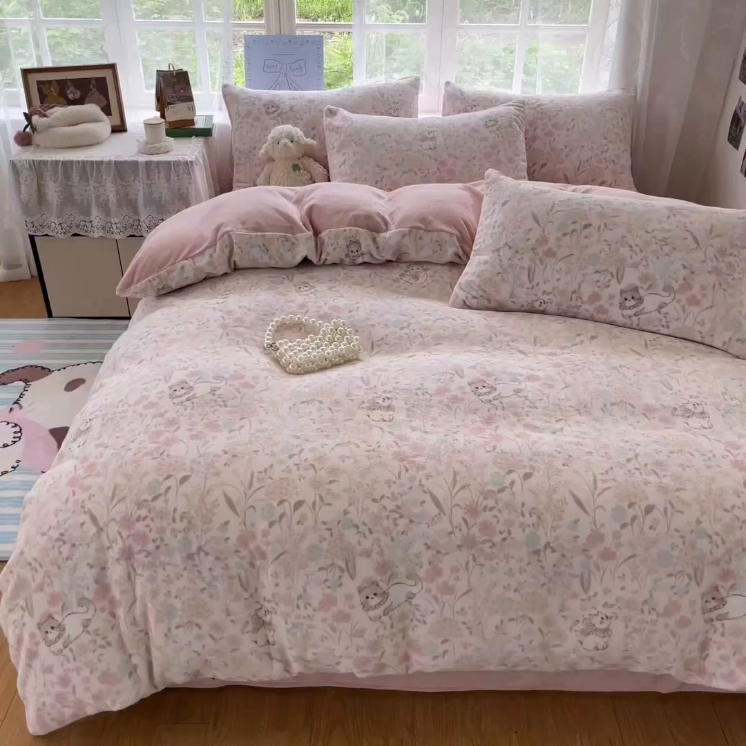 91家纺网 家纺一手货源 找家纺 言一 2025新款A类250G高克重全消光全工艺超柔手感加厚卡通牛奶绒四件套 软软喵
