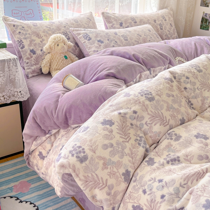 91家纺网 家纺一手货源 找家纺 言一 2025新款A类250G高克重全消光全工艺超柔手感加厚卡通牛奶绒四件套 紫韵花