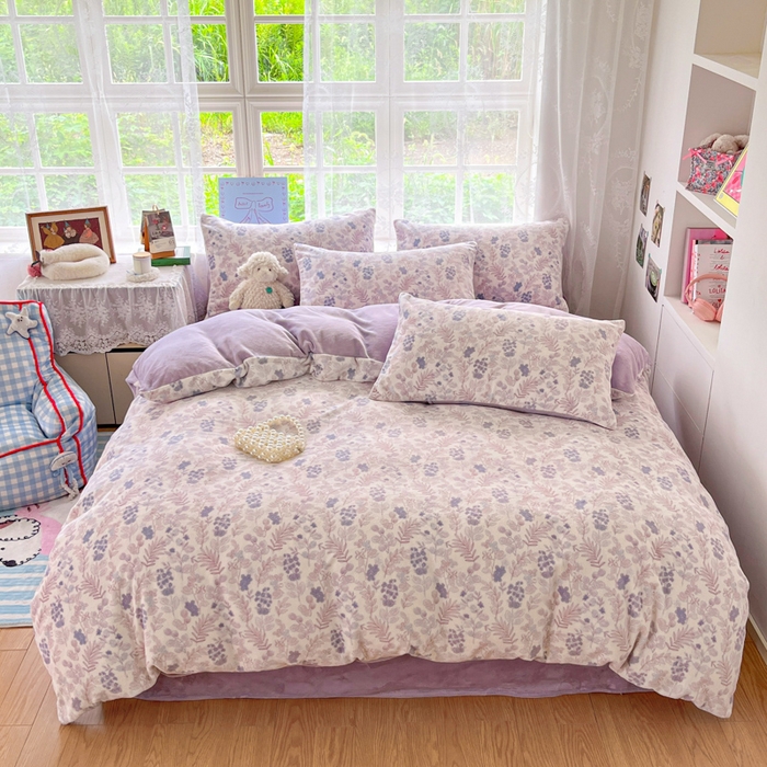 91家纺网 家纺一手货源 找家纺 言一 2025新款A类250G高克重全消光全工艺超柔手感加厚卡通牛奶绒四件套 紫韵花