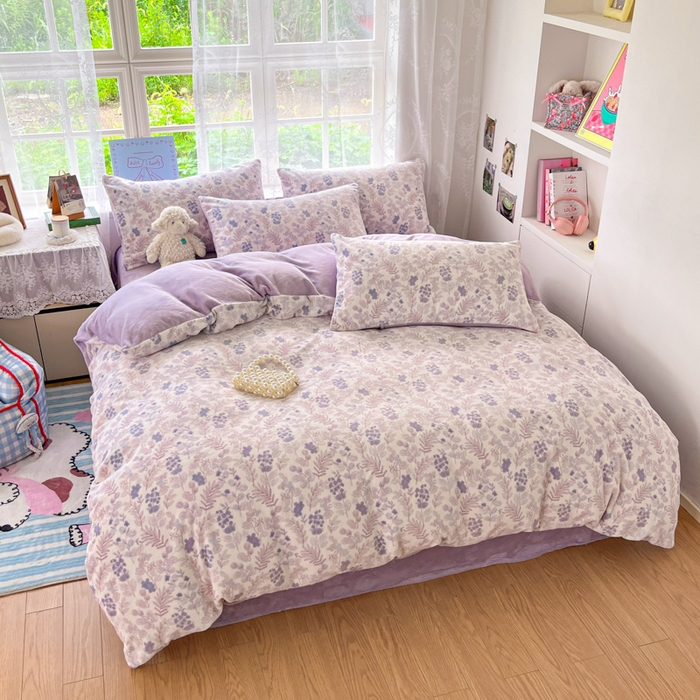 91家纺网 家纺一手货源 找家纺 言一 2025新款A类250G高克重全消光全工艺超柔手感加厚卡通牛奶绒四件套 紫韵花