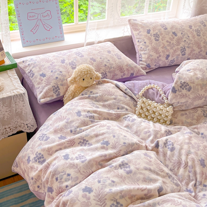 91家纺网 家纺一手货源 找家纺 言一 2025新款A类250G高克重全消光全工艺超柔手感加厚卡通牛奶绒四件套 紫韵花