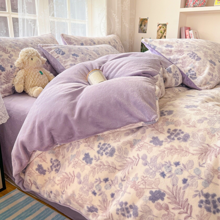 91家纺网 家纺一手货源 找家纺 言一 2025新款A类250G高克重全消光全工艺超柔手感加厚卡通牛奶绒四件套 紫韵花