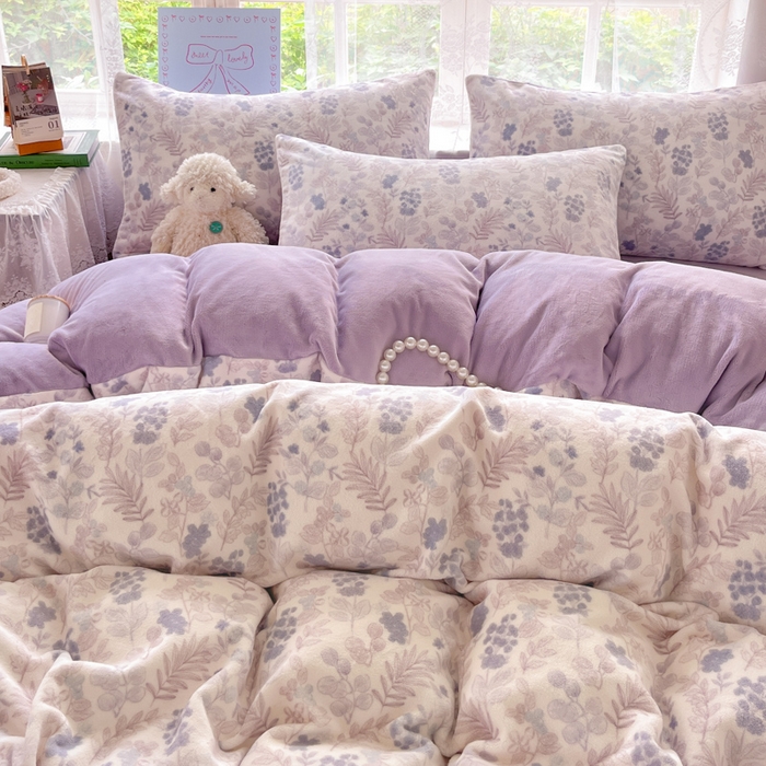 91家纺网 家纺一手货源 找家纺 言一 2025新款A类250G高克重全消光全工艺超柔手感加厚卡通牛奶绒四件套 紫韵花