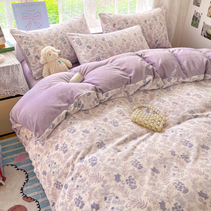 91家纺网 家纺一手货源 找家纺 言一 2025新款A类250G高克重全消光全工艺超柔手感加厚卡通牛奶绒四件套 紫韵花