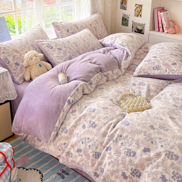 91家纺网 家纺一手货源 找家纺 言一 2025新款A类250G高克重全消光全工艺超柔手感加厚卡通牛奶绒四件套 紫韵花