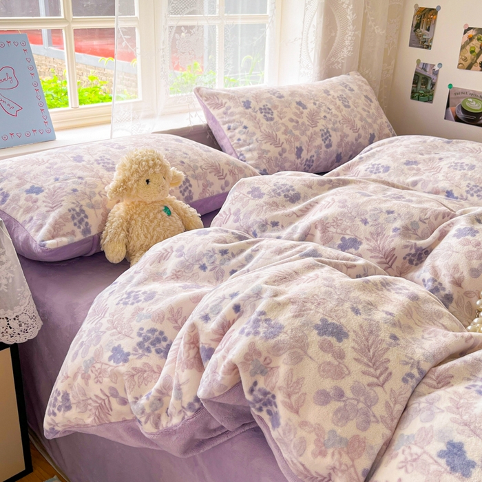 91家纺网 家纺一手货源 找家纺 言一 2025新款A类250G高克重全消光全工艺超柔手感加厚卡通牛奶绒四件套 紫韵花