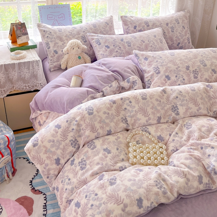 91家纺网 家纺一手货源 找家纺 言一 2025新款A类250G高克重全消光全工艺超柔手感加厚卡通牛奶绒四件套 紫韵花