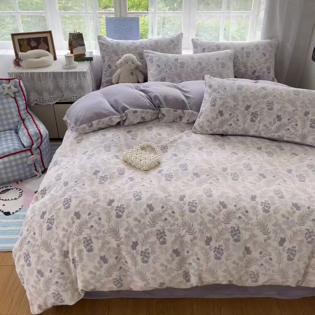 91家纺网 家纺一手货源 找家纺 言一 2025新款A类250G高克重全消光全工艺超柔手感加厚卡通牛奶绒四件套 紫韵花