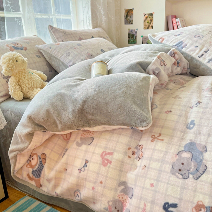 91家纺网 家纺一手货源 找家纺 言一 2025新款A类250G高克重全消光全工艺超柔手感加厚卡通牛奶绒四件套 小吉象