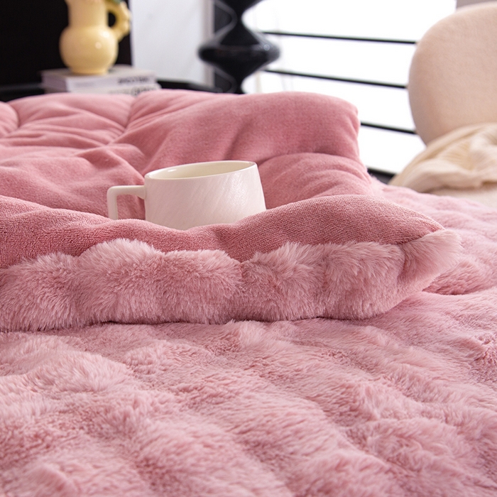 91家纺网 家纺一手货源 找家纺 赢盛家纺  2025新款兔绒牛奶绒被子被芯加厚冬被 粉色