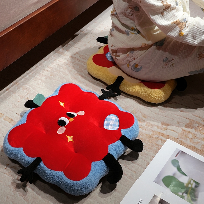 91家纺网 家纺一手货源 找家纺 仟亿莱 2025新款大眼红苹果花瓣坐垫 花瓣呆萌苹果