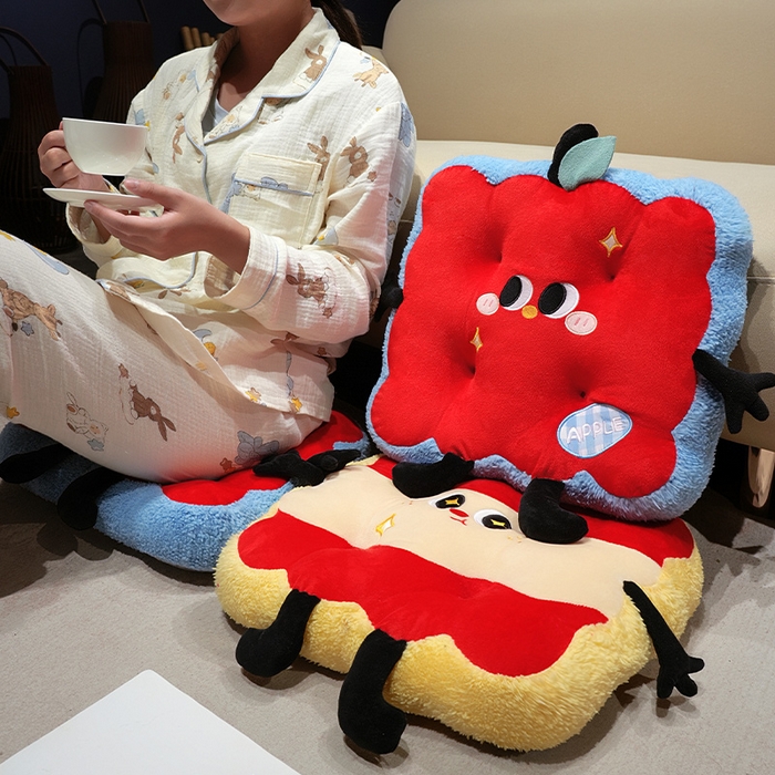 91家纺网 家纺一手货源 找家纺 仟亿莱 2025新款大眼红苹果花瓣坐垫 花瓣呆萌苹果