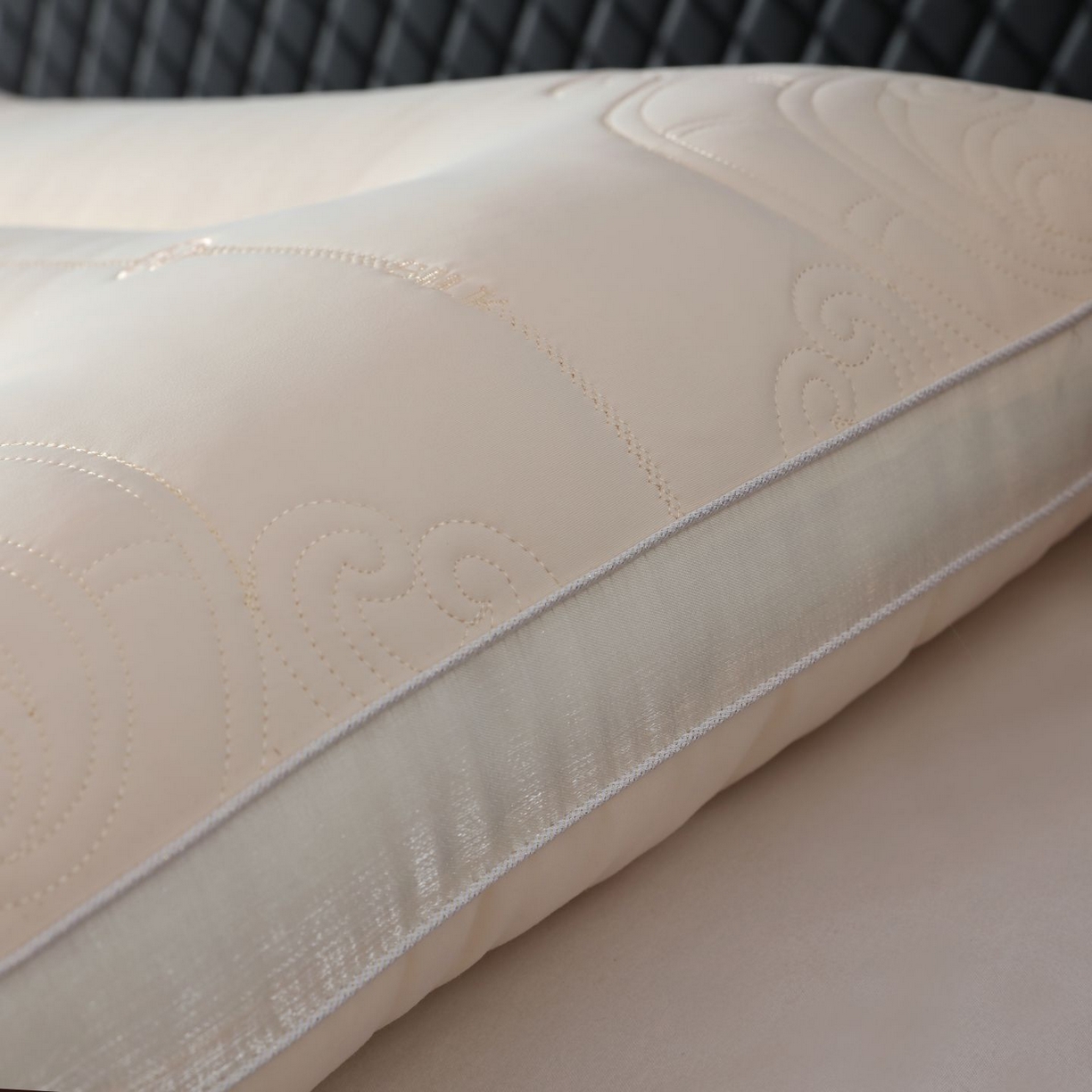 91家纺网 家纺一手货源 找家纺 晚儿 2025新款面膜舒睡牵引枕枕头枕芯 粉色