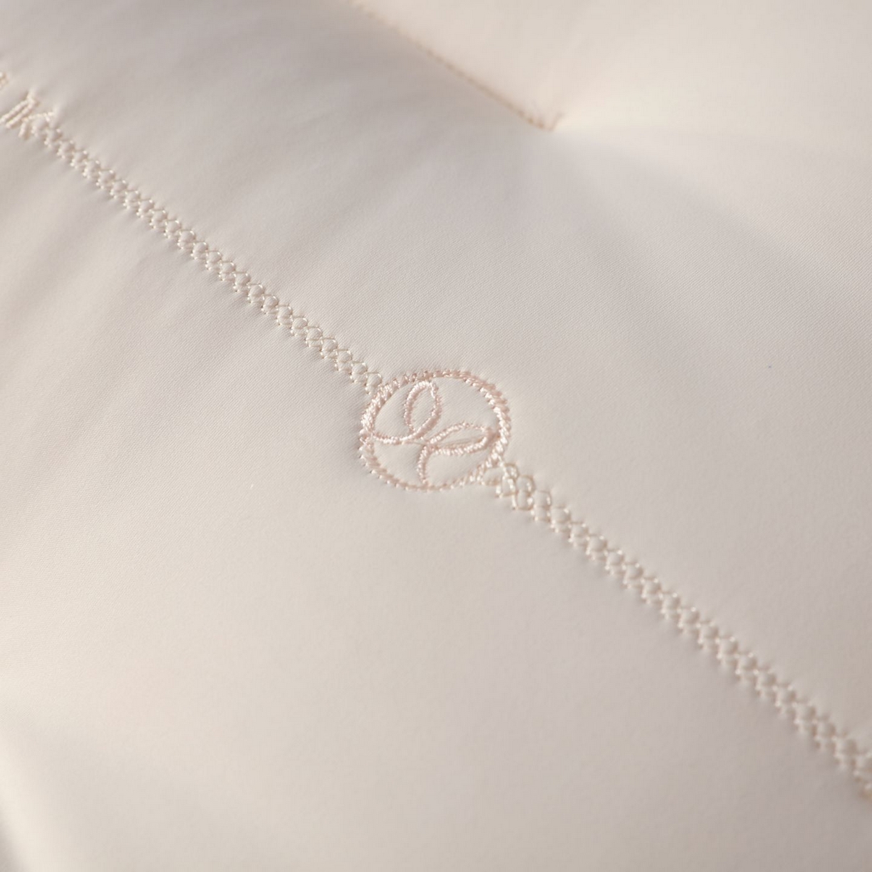 91家纺网 家纺一手货源 找家纺 晚儿 2025新款面膜舒睡牵引枕枕头枕芯 粉色