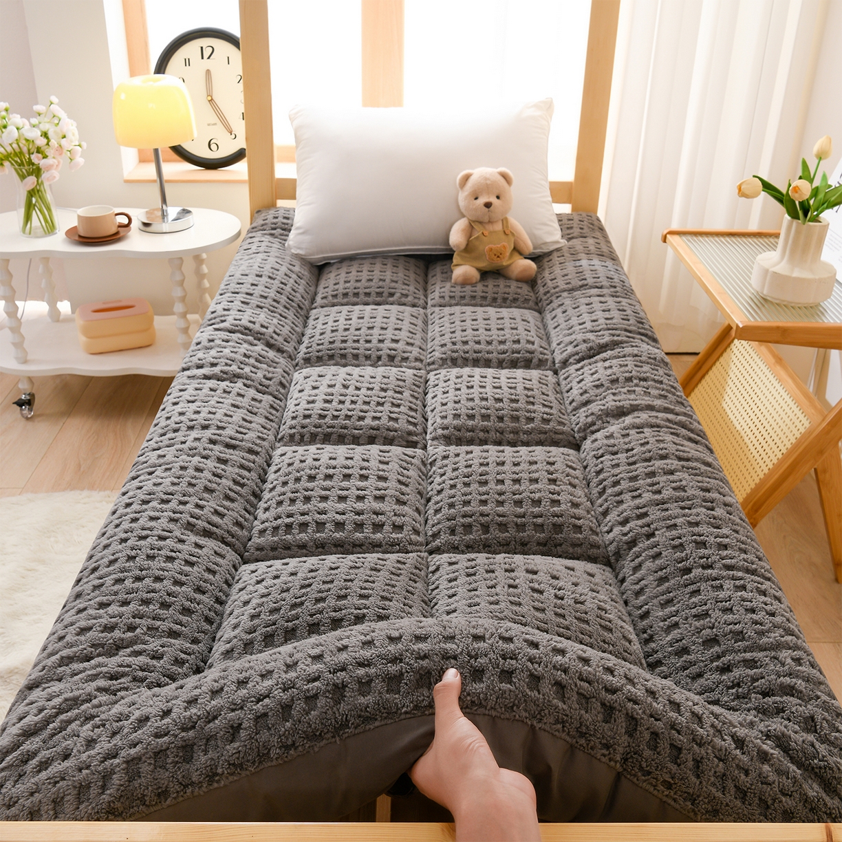 91家纺网 家纺一手货源 找家纺 预言家纺 2025新款A类提花牛奶绒塔芙绒床垫跨境 方格深灰