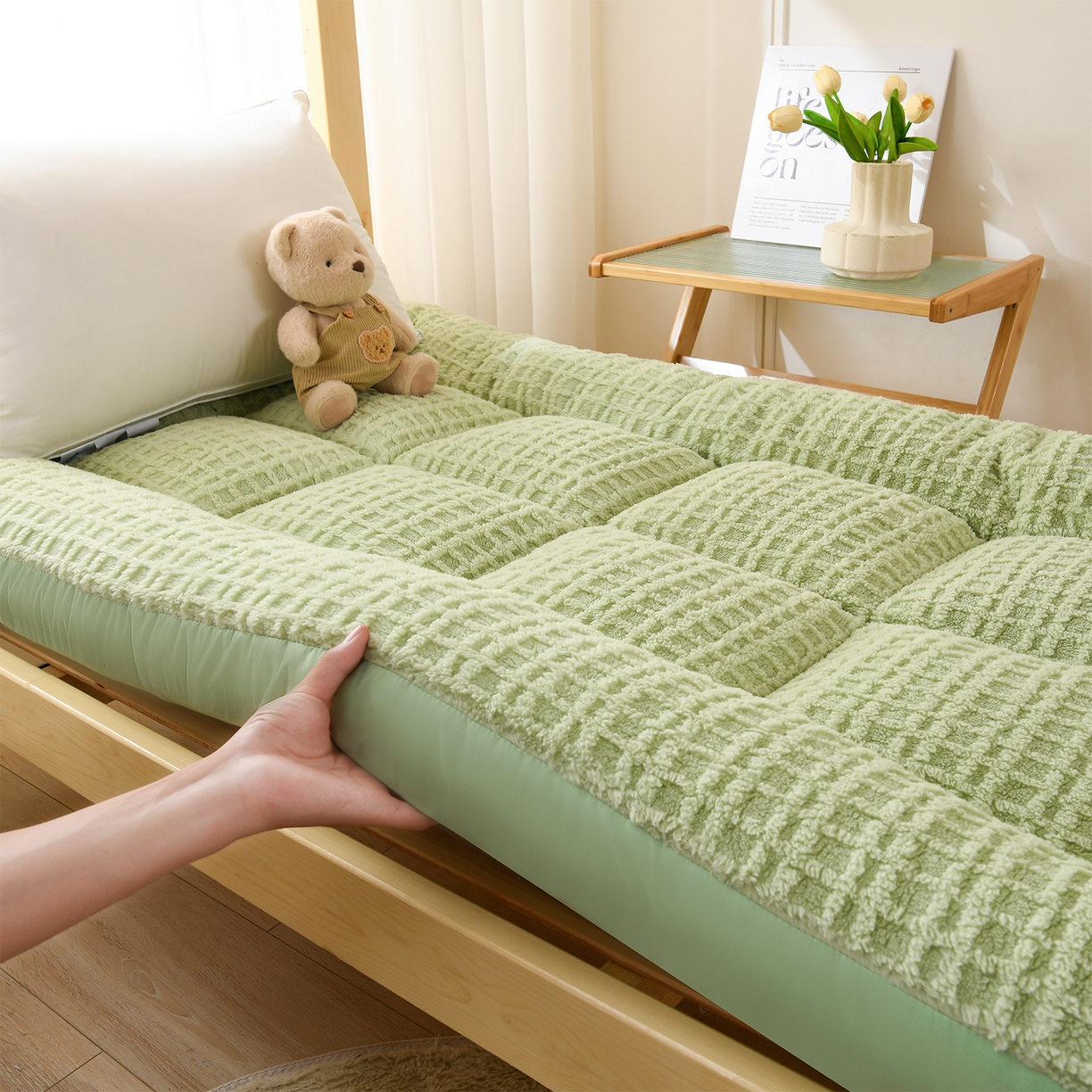 91家纺网 家纺一手货源 找家纺 预言家纺 2025新款A类提花牛奶绒塔芙绒床垫跨境 方格果绿