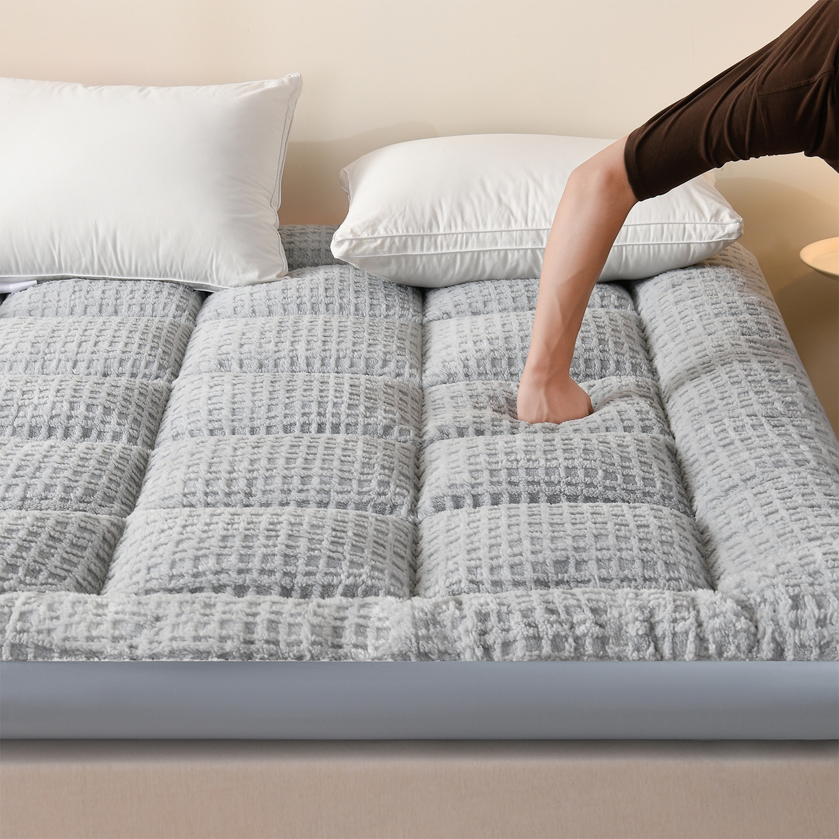 91家纺网 家纺一手货源 找家纺 预言家纺 2024新款A类舒棉绒牛奶绒羽丝绒床垫褥子多功能软垫 椰子灰