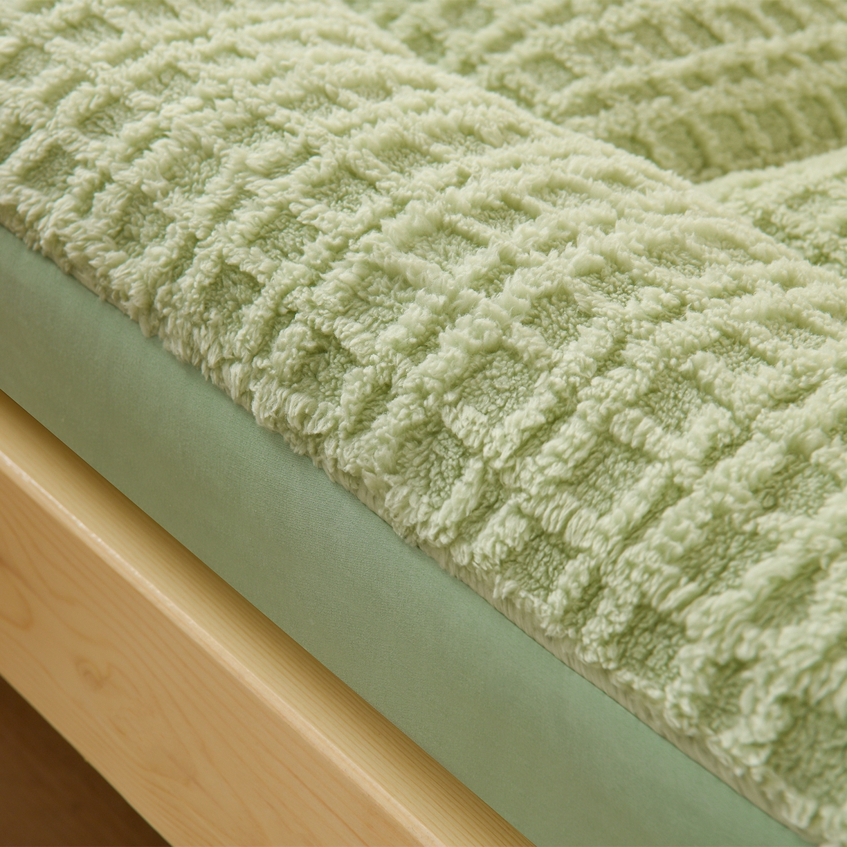 91家纺网 家纺一手货源 找家纺 预言家纺 2025新款A类提花牛奶绒塔芙绒床垫跨境 方格果绿