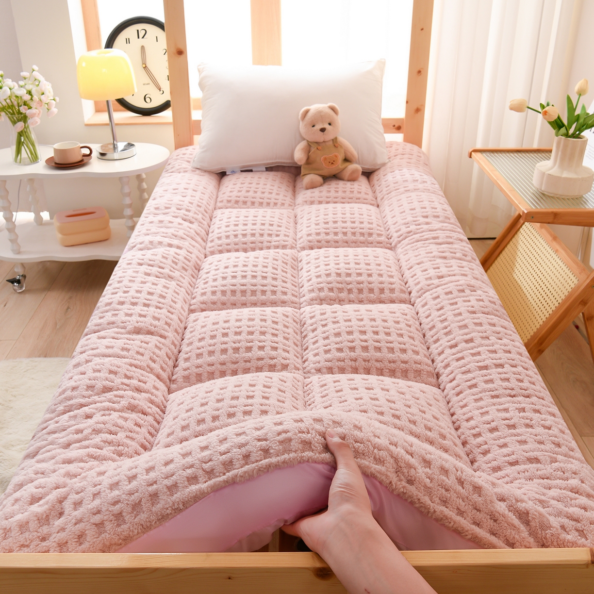 预言家纺 2025新款A类提花牛奶绒塔芙绒床垫跨境 方格浅粉