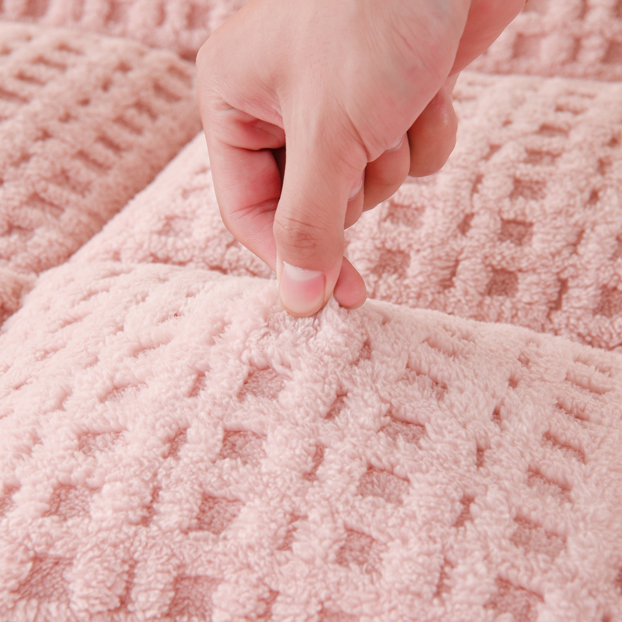 91家纺网 家纺一手货源 找家纺 预言家纺 2025新款A类提花牛奶绒塔芙绒床垫跨境 方格浅粉