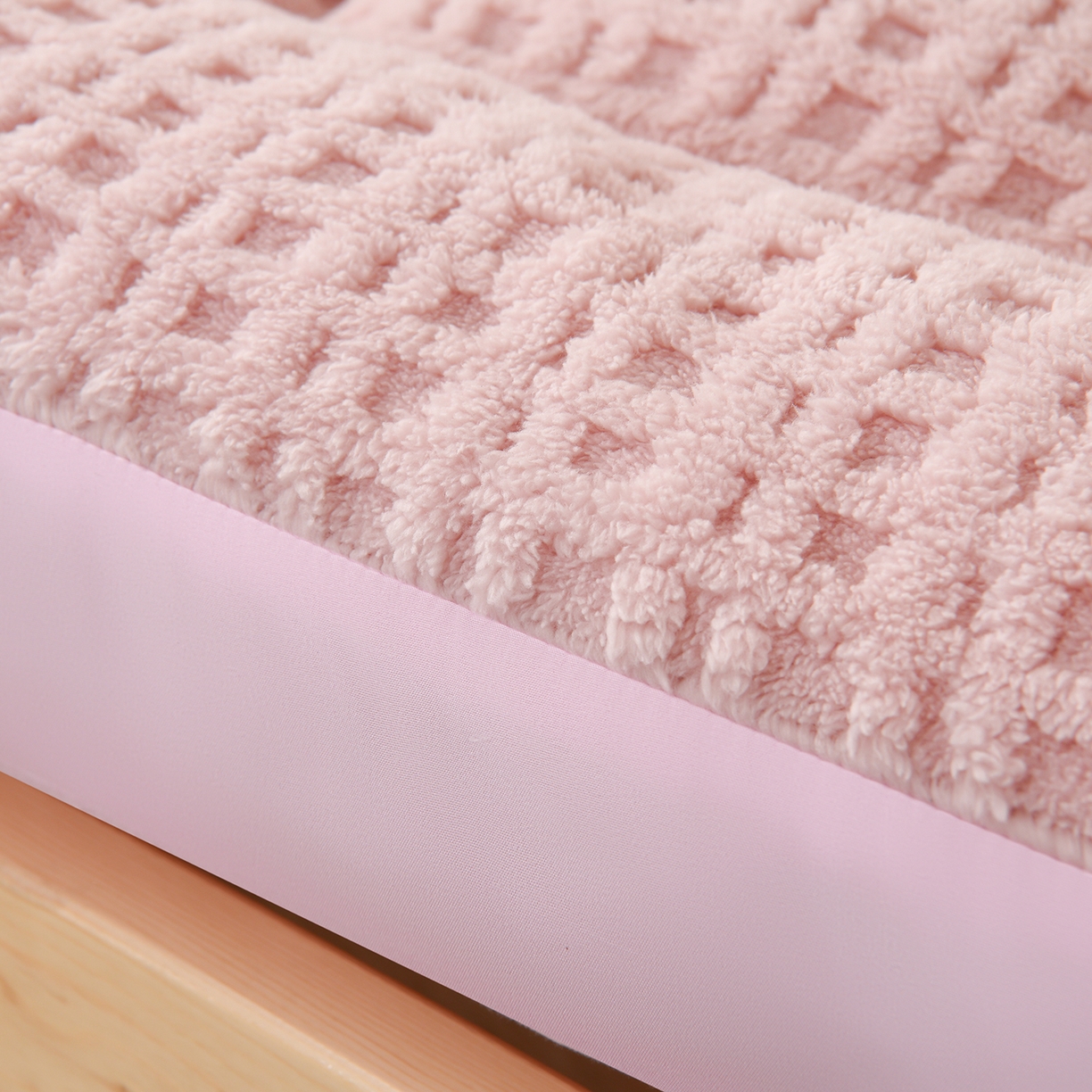 91家纺网 家纺一手货源 找家纺 预言家纺 2025新款A类提花牛奶绒塔芙绒床垫跨境 方格浅粉